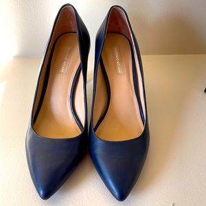 Antonio Melani size 9 new navy in color